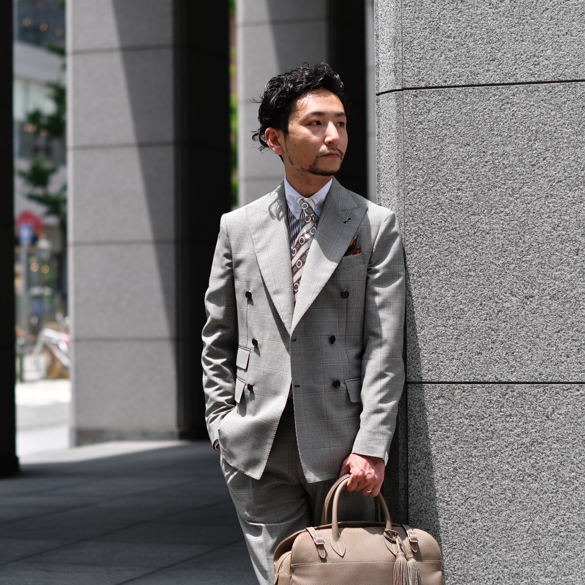 モノトーンにブラウンをプラスしたビジネススタイルDe Petrillo【デ ペトリロ】