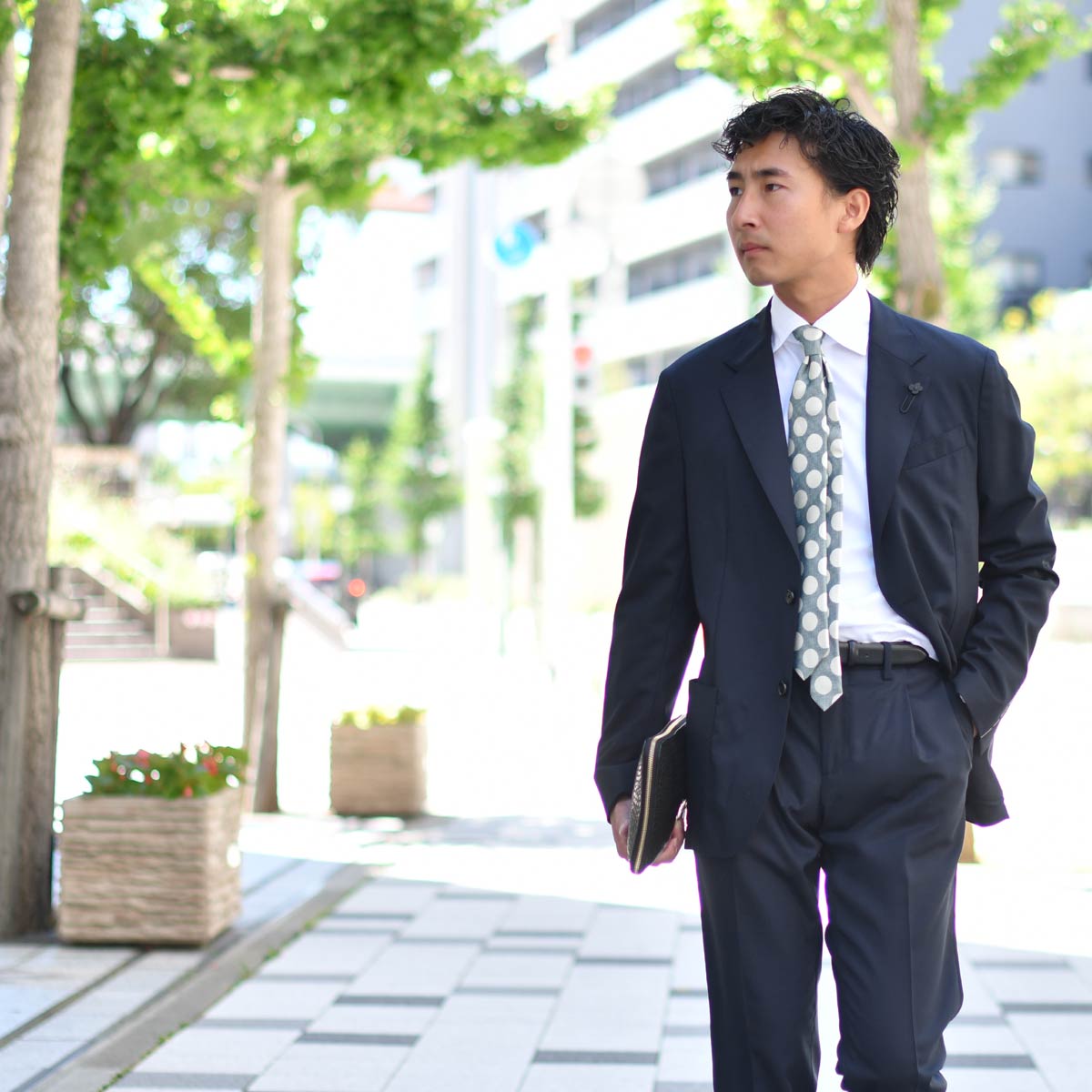 真面目なネイビースーツをポップに！LARDINI【ラルディーニ】